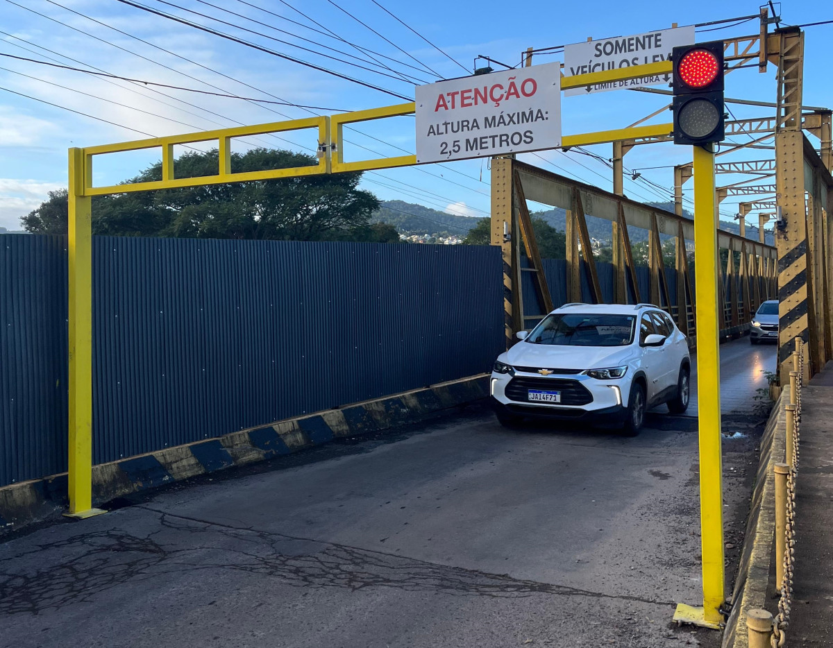 Imagem da notcia 'Cheias obrigam restrio do trnsito na centenria ponte de ferro'